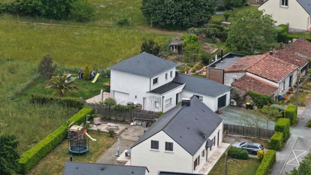 This aerial picture shows a view of the house (C) of missing 31-year-old mother Manon Relandeau, in Saint-Etienne-de-Montluc, western France, on April 29, 2026. The gendarmerie reported an “escalation” in the resources deployed to locate Manon Relandeau, a young mother from the Nantes area who may have been killed, following the arrest of her partner in Algeria. Since April 27, 2026, drones from the IRCGN (National Gendarmerie Criminal Research Institute) have been deployed, a gendarmerie Captain said at a press conference. (Photo by Damien MEYER / AFP)