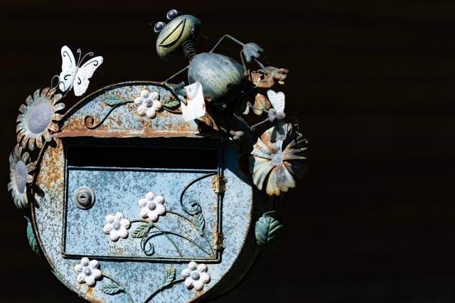 A decorated postbox is seen as German postal service Deutsche Post makes the season opening delivery tour of the Spreewald barge postal delivery service on April 29, 2026 in the Spreewald region in Luebbenau, eastern Germany. (Photo by Odd ANDERSEN / AFP)