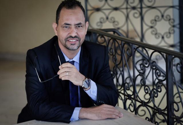 Mohamed Elmaouloud Ramadane, spokesman for the Tuareg separatists of the Azawad Liberation Front (FLA) poses during a photo session in Paris on April 29, 2026. Islamist insurgents and Tuareg separatists launched large-scale attacks destabilising the west African country at the weekend. "The regime will fall, sooner or later," Ramadane told AFP during a visit to Paris, adding that the rebels intend to take control of Gao, Timbuktu and Menaka following the capture of the key northern town of Kidal (Photo by STEPHANE DE SAKUTIN / AFP)