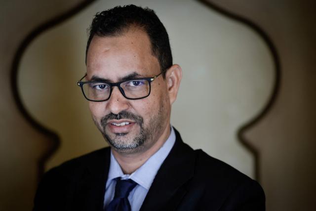 Mohamed Elmaouloud Ramadane, spokesman for the Tuareg separatists of the Azawad Liberation Front (FLA) poses during a photo session in Paris on April 29, 2026. Islamist insurgents and Tuareg separatists launched large-scale attacks destabilising the west African country at the weekend. "The regime will fall, sooner or later," Ramadane told AFP during a visit to Paris, adding that the rebels intend to take control of Gao, Timbuktu and Menaka following the capture of the key northern town of Kidal (Photo by STEPHANE DE SAKUTIN / AFP)