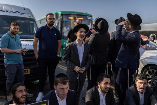 Israeli ultra-Orthodox Jews protest against conscription by blocking the entrance to Jerusalem, on April 29, 2026. They oppose a change to the law on compulsory military service, from which the ultra-Orthodox community has traditionally been exempt. Under a provision established when the country was founded in 1948 – when the ultra-Orthodox community was small – men who dedicate themselves full-time to the study of Jewish sacred texts are effectively exempt. (Photo by ilia YEFIMOVICH / AFP) / 