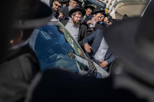 Israeli ultra-Orthodox Jews protest against conscription by blocking the entrance to Jerusalem, on April 29, 2026. They oppose a change to the law on compulsory military service, from which the ultra-Orthodox community has traditionally been exempt. Under a provision established when the country was founded in 1948 – when the ultra-Orthodox community was small – men who dedicate themselves full-time to the study of Jewish sacred texts are effectively exempt. (Photo by ilia YEFIMOVICH / AFP) / 