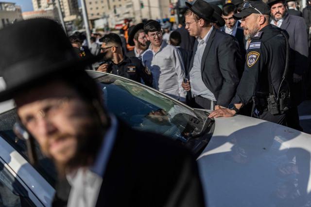 Israeli ultra-Orthodox Jews protest against conscription by blocking the entrance to Jerusalem, on April 29, 2026. They oppose a change to the law on compulsory military service, from which the ultra-Orthodox community has traditionally been exempt. Under a provision established when the country was founded in 1948 – when the ultra-Orthodox community was small – men who dedicate themselves full-time to the study of Jewish sacred texts are effectively exempt. (Photo by ilia YEFIMOVICH / AFP) / 