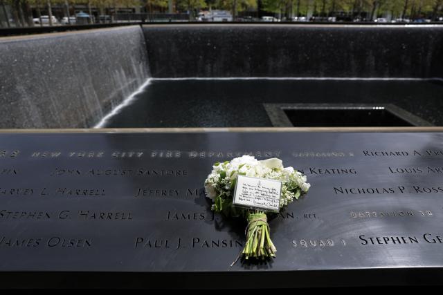 A bouquet of flowers with a note from Britain’s King Charles and Queen Camilla lies at the 9/11 Memorial, during their state visit to the United States, in New York City on April 29, 2026. (Photo by Jeenah Moon / POOL / AFP)