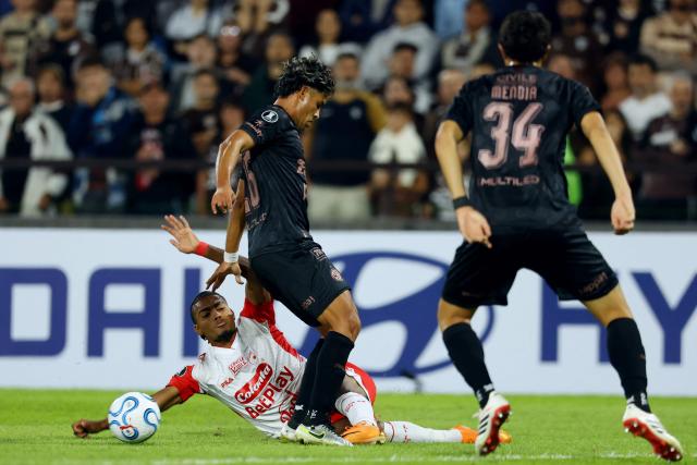 Santa Fe's midfielder #06 Kilian Toscano (bottom) and Platense's midfielder #26 Pablo Ferreira (top) fight for the ball during the Copa Libertadores group stage football match between Argentina's Platense and Colombia's Independiente Santa Fe at the Ciudad de Vicente Lopez stadium in Vicente Lopez, Buenos Aires province, Argentina on April 29, 2026. (Photo by Alejandro PAGNI / AFP)