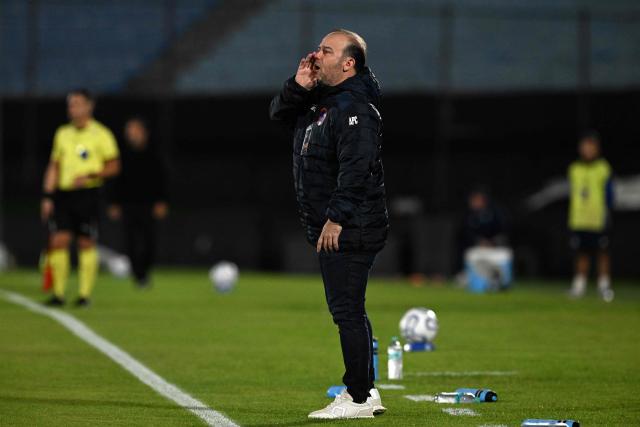 Puerto Cabello's head coach Eduardo Sarago shouts instructions to his players from the touchline during the Copa Sudamericana group stage football match between Uruguay's Juventud and Venezuela's Academia Puerto Cabello at the Centenario stadium in Montevideo on April 29, 2026. (Photo by Eitan ABRAMOVICH / AFP)