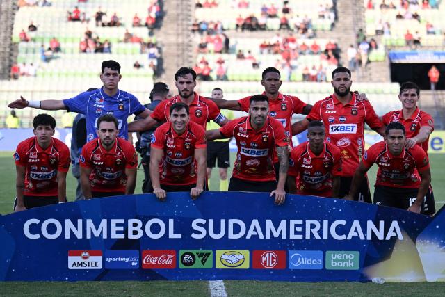 Caracas FC players pose for a picture before the start of the Copa Sudamericana group stage football match between Venezuela's Caracas FC and Argentina's Racing Club at the Olimpico de la UCV stadium in Caracas on April 29, 2026. (Photo by Juan BARRETO / AFP)