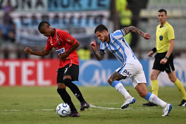Caracas' midfielder #33 Wilfred Correa and Racing's midfielder #36 Bruno Zuculini fight for the ball during the Copa Sudamericana group stage football match between Venezuela's Caracas FC and Argentina's Racing Club at the Olimpico de la UCV stadium in Caracas on April 29, 2026. (Photo by Juan BARRETO / AFP)