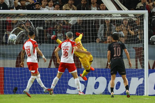 Santa Fe's goalkeeper #01 Andres Mosquera Marmolejo concedes Platense's first goal scored by forward #09 Tomas Nasif (unseen) during the Copa Libertadores group stage football match between Argentina's Platense and Colombia's Independiente Santa Fe at the Ciudad de Vicente Lopez stadium in Vicente Lopez, Buenos Aires province, Argentina on April 29, 2026. (Photo by Alejandro PAGNI / AFP)