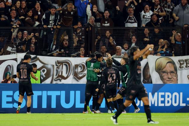 Platense's forward #09 Tomas Nasif (C) celebrates with teammates after scoring his team's first goal during the Copa Libertadores group stage football match between Argentina's Platense and Colombia's Independiente Santa Fe at the Ciudad de Vicente Lopez stadium in Vicente Lopez, Buenos Aires province, Argentina on April 29, 2026. (Photo by Alejandro PAGNI / AFP)