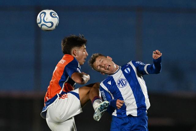 Puerto Cabello's Portuguese forward #07 Joao Barros and Juventud's midfielder #21 Facundo Perez fight for the ball during the Copa Sudamericana group stage football match between Uruguay's Juventud and Venezuela's Academia Puerto Cabello at the Centenario stadium in Montevideo on April 29, 2026. (Photo by Eitan ABRAMOVICH / AFP)