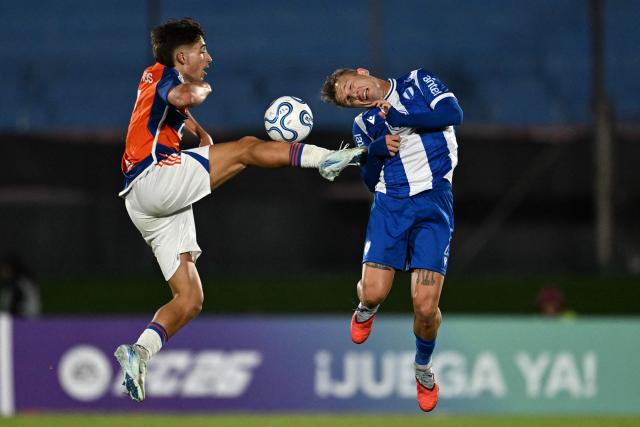 Puerto Cabello's Portuguese forward #07 Joao Barros and Juventud's midfielder #21 Facundo Perez fight for the ball during the Copa Sudamericana group stage football match between Uruguay's Juventud and Venezuela's Academia Puerto Cabello at the Centenario stadium in Montevideo on April 29, 2026. (Photo by Eitan ABRAMOVICH / AFP)