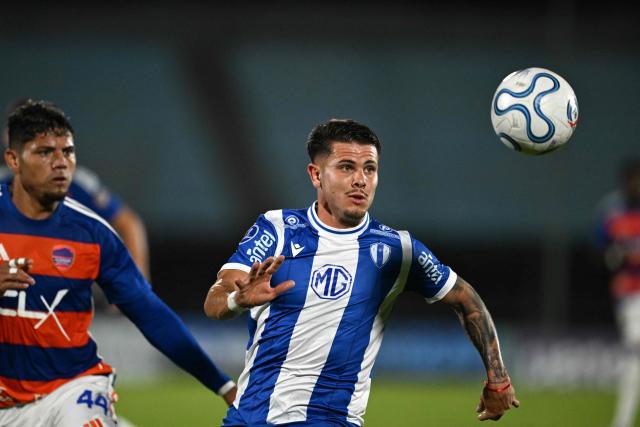 Puerto Cabello's defender #44 Geremias Melendez and Juventud's forward #90 Sebastian Guerrero eye the ball during the Copa Sudamericana group stage football match between Uruguay's Juventud and Venezuela's Academia Puerto Cabello at the Centenario stadium in Montevideo on April 29, 2026. (Photo by Eitan ABRAMOVICH / AFP)