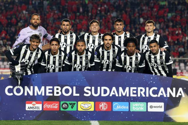 Atletico Mineiro's players pose for a team photo ahead of the Copa Sudamericana group stage football match between Peru's Cienciano and Brazil's Atletico Mineiro at the Inca Garcilaso de la Vega stadium in Cusco, Peru on April 29, 2026. (Photo by Miguel Marruffo / AFP)