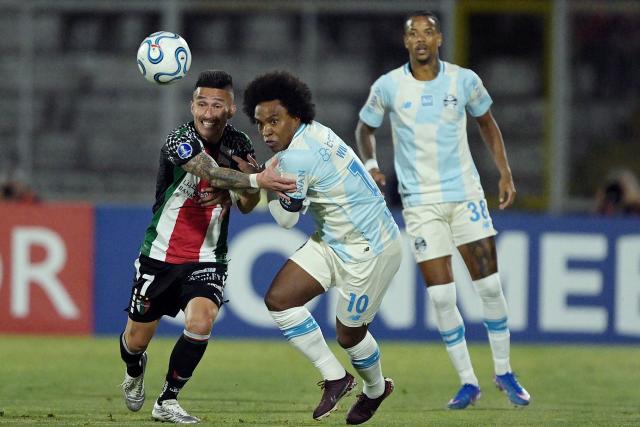 Palestino's forward #07 Bryan Carrasco and Gremio's midfielder #10 Willian fight for the ball during the Copa Sudamericana group stage football match between Chile's Palestino and Brazil's Gremio at the Municipal de la Cisterna stadium in Santiago on April 29, 2026. (Photo by Rodrigo ARANGUA / AFP)