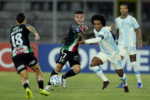 Palestino's forward #07 Bryan Carrasco and Gremio's midfielder #10 Willian fight for the ball during the Copa Sudamericana group stage football match between Chile's Palestino and Brazil's Gremio at the Municipal de la Cisterna stadium in Santiago on April 29, 2026. (Photo by Rodrigo ARANGUA / AFP)