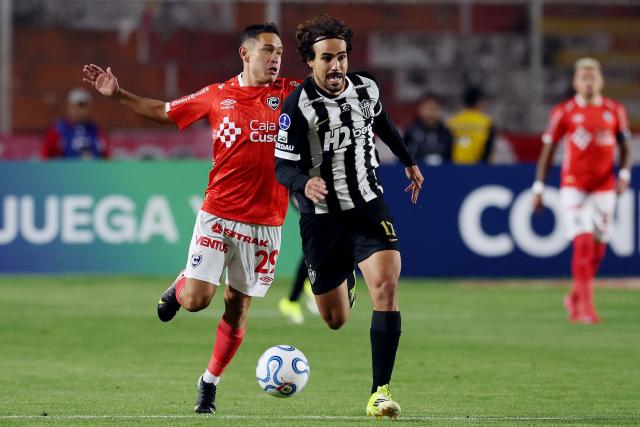 Cienciano's midfielder #29 Ademar Robles (L) and Atletico Mineiro's midfielder #17 Igor Gomes (R) fight for the ball during the Copa Sudamericana group stage football match between Peru's Cienciano and Brazil's Atletico Mineiro at the Inca Garcilaso de la Vega stadium in Cusco, Peru on April 29, 2026. (Photo by Miguel MARRUFFO / AFP)