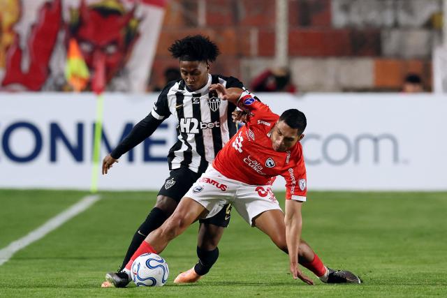 Atletico Mineiro's Ecuadorean defender #23 Angelo Preciado and Cienciano's midfielder #88 Gerson Barreto fight for the ball during the Copa Sudamericana group stage football match between Peru's Cienciano and Brazil's Atletico Mineiro at the Inca Garcilaso de la Vega stadium in Cusco, Peru on April 29, 2026. (Photo by Miguel Marruffo / AFP)