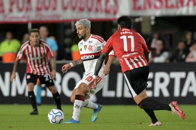 Flamengo's Uruguayan midfielder #10 Giorgian de Arrascaeta and Estudiantes' midfielder #11 Facundo Farias fight for the ball during the Copa Libertadores group stage football match between Argentina's Estudiantes de La Plata and Brazil's Flamengo at the Jorge Luis Hirschi stadium in La Plata, Buenos Aires province, Argentina on April 29, 2026. (Photo by JUAN MABROMATA / AFP)