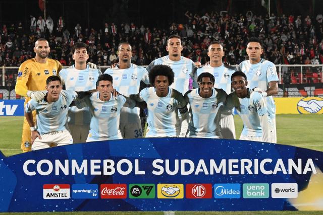 Players of Gremio pose for a picture ahead of the Copa Sudamericana group stage football match between Chile's Palestino and Brazil's Gremio at the Municipal de la Cisterna stadium in Santiago on April 29, 2026. (Photo by RODRIGO ARANGUA / AFP)