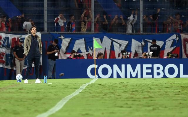 Palmeiras' Portuguese coach Abel Ferreira stands in the touchline during the Copa Libertadores group stage football match between Paraguay's Cerro Porteno and Brazil's Palmeiras at the La Nueva Olla stadium in Asuncion on April 29, 2026. (Photo by DANIEL DUARTE / AFP)
