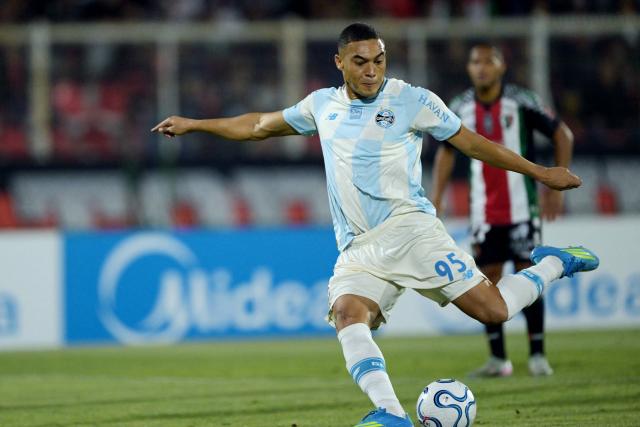 Gremio's forward #95 Carlos Vinicius shoots from the penalty spot and misses for the third time during the Copa Sudamericana group stage football match between Chile's Palestino and Brazil's Gremio at the Municipal de la Cisterna stadium in Santiago on April 29, 2026. (Photo by Rodrigo ARANGUA / AFP)