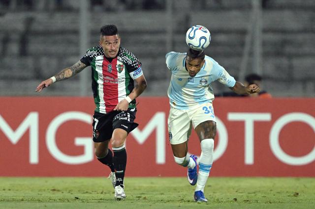 Palestino's forward #07 Bryan Carrasco and Gremio's defender #38 Caio Paulista fight for the ball during the Copa Sudamericana group stage football match between Chile's Palestino and Brazil's Gremio at the Municipal de la Cisterna stadium in Santiago on April 29, 2026. (Photo by Rodrigo ARANGUA / AFP)