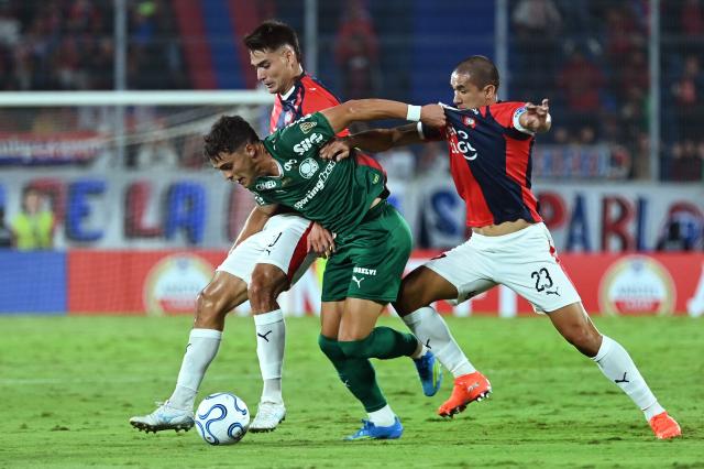 Palmeiras' Paraguayan forward #19 Ramon Sosa fights for the ball with Cerro Porteno's midfielder #20 Wilder Viera and Cerro Porteno's defender #23 Gustavo Velazquez during the Copa Libertadores group stage football match between Paraguay's Cerro Porteno and Brazil's Palmeiras at the La Nueva Olla stadium in Asuncion on April 29, 2026. (Photo by DANIEL DUARTE / AFP)