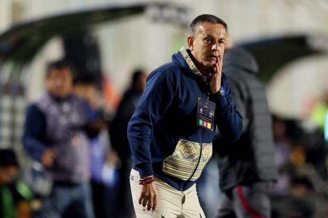 Cienciano's Argentine head coach Horacio Melgarejo gestures during the Copa Sudamericana group stage football match between Peru's Cienciano and Brazil's Atletico Mineiro at the Inca Garcilaso de la Vega stadium in Cusco, Peru on April 29, 2026. (Photo by Miguel Marruffo / AFP)