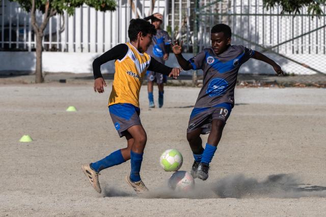 Players of Versalles Football Club take part in a training session in Santa Marta, Magdalena department, Colombia, on April 15, 2026. On the Caribbean sand pitches that produced several of Colombian football’s great goal scorers, Luis Suarez stood out from a very young age for his physical power before becoming his national team’s reference in the penalty area ahead of the 2026 World Cup. (Photo by Luis ACOSTA / AFP) / TO GO WITH AFP STORY BY DAVID SALAZAR