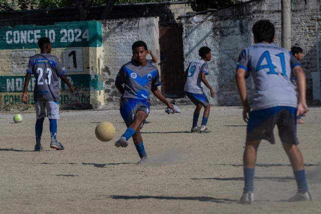 Players of Versalles Football Club take part in a training session in Santa Marta, Magdalena department, Colombia, on April 15, 2026. On the Caribbean sand pitches that produced several of Colombian football’s great goal scorers, Luis Suarez stood out from a very young age for his physical power before becoming his national team’s reference in the penalty area ahead of the 2026 World Cup. (Photo by Luis ACOSTA / AFP) / TO GO WITH AFP STORY BY DAVID SALAZAR