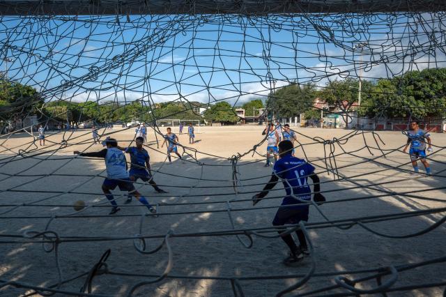 Players of Versalles Football Club take part in a training session in Santa Marta, Magdalena department, Colombia, on April 15, 2026. On the Caribbean sand pitches that produced several of Colombian football’s great goal scorers, Luis Suarez stood out from a very young age for his physical power before becoming his national team’s reference in the penalty area ahead of the 2026 World Cup. (Photo by Luis ACOSTA / AFP) / TO GO WITH AFP STORY BY DAVID SALAZAR