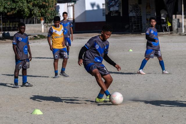 Players of Versalles Football Club take part in a training session in Santa Marta, Magdalena department, Colombia, on April 15, 2026. On the Caribbean sand pitches that produced several of Colombian football’s great goal scorers, Luis Suarez stood out from a very young age for his physical power before becoming his national team’s reference in the penalty area ahead of the 2026 World Cup. (Photo by Luis ACOSTA / AFP) / TO GO WITH AFP STORY BY DAVID SALAZAR