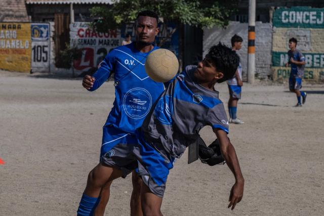 Players of Versalles Football Club take part in a training session in Santa Marta, Magdalena department, Colombia, on April 15, 2026. On the Caribbean sand pitches that produced several of Colombian football’s great goal scorers, Luis Suarez stood out from a very young age for his physical power before becoming his national team’s reference in the penalty area ahead of the 2026 World Cup. (Photo by Luis ACOSTA / AFP) / TO GO WITH AFP STORY BY DAVID SALAZAR