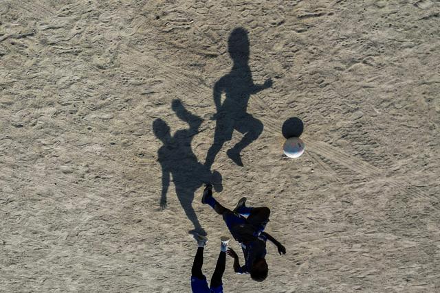 Aerial view shows players of Versalles Football Club during a training session in Santa Marta, Magdalena department, Colombia, on April 15, 2026. On the Caribbean sand pitches that produced several of Colombian football’s great goal scorers, Luis Suarez stood out from a very young age for his physical power before becoming his national team’s reference in the penalty area ahead of the 2026 World Cup. (Photo by Luis ACOSTA / AFP) / TO GO WITH AFP STORY BY DAVID SALAZAR