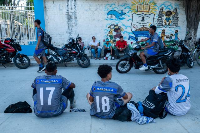Players of Versalles Football Club rest after a training session in Santa Marta, Magdalena department, Colombia, on April 22, 2026. On the Caribbean sand pitches that produced several of Colombian football’s great goal scorers, Luis Suarez stood out from a very young age for his physical power before becoming his national team’s reference in the penalty area ahead of the 2026 World Cup. (Photo by Luis ACOSTA / AFP) / TO GO WITH AFP STORY BY DAVID SALAZAR
