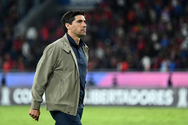Palmeiras' Portuguese coach Abel Ferreira walks off the field during the half-time of the Copa Libertadores group stage football match between Paraguay's Cerro Porteno and Brazil's Palmeiras at the La Nueva Olla stadium in Asuncion on April 29, 2026. (Photo by DANIEL DUARTE / AFP)