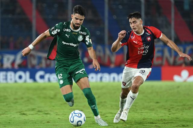 Palmeiras' Argentine forward #42 Jose Manuel Lopez and Cerro Porteno's midfielder #20 Wilder Viera fight for the ball during the Copa Libertadores group stage football match between Paraguay's Cerro Porteno and Brazil's Palmeiras at the La Nueva Olla stadium in Asuncion on April 29, 2026. (Photo by DANIEL DUARTE / AFP)
