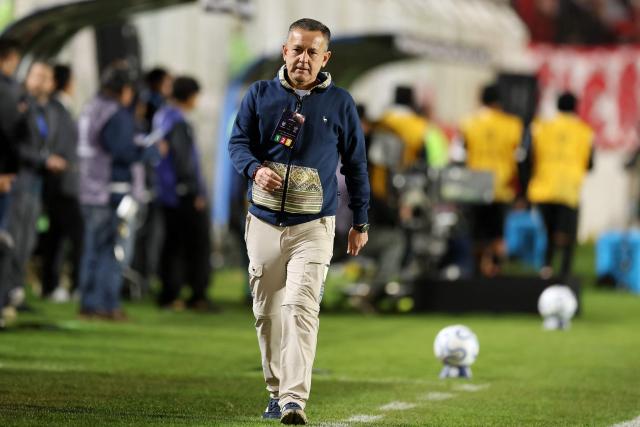 Cienciano's Argentine head coach Horacio Melgarejo gestures during the Copa Sudamericana group stage football match between Peru's Cienciano and Brazil's Atletico Mineiro at the Inca Garcilaso de la Vega stadium in Cusco, Peru on April 29, 2026. (Photo by Miguel Marruffo / AFP)