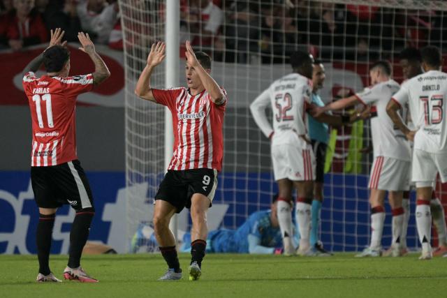 Estudiantes' forward #09 Guido Carrillo celebrates with teammate midfielder #11 Facundo Farias after scoring during the Copa Libertadores group stage football match between Argentina's Estudiantes de La Plata and Brazil's Flamengo at the Jorge Luis Hirschi stadium in La Plata, Buenos Aires province, Argentina on April 29, 2026. (Photo by JUAN MABROMATA / AFP)