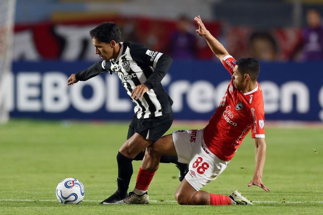 Atletico Mineiro's defender #36 Kaua Pascini and Cienciano's midfielder #88 Gerson Barreto fight for the ball during the Copa Sudamericana group stage football match between Peru's Cienciano and Brazil's Atletico Mineiro at the Inca Garcilaso de la Vega stadium in Cusco, Peru on April 29, 2026. (Photo by Miguel Marruffo / AFP)