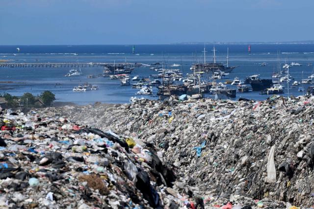 Waste is seen piled up at Suwung landfill in Denpasar, on Indonesia's resort island of Bali on April 17, 2026. Bali's largest landfill was declared off-limits for organic waste from the beginning of April, as the government moves to enforce a longstanding ban on open tips. (Photo by SONNY TUMBELAKA / AFP) / To go with AFP story  Indonesia-environment-waste-Bali, FOCUS by Diajeng Vayantri Dewi in Denpasar with Marchio Gorbiano in Jakarta