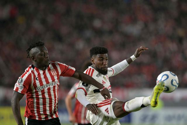 Estudiantes' Colombian forward #18 Edwuin Cetre (L) and Flamengo's defender #22 Emerson Leite fight for the ball during the Copa Libertadores group stage football match between Argentina's Estudiantes de La Plata and Brazil's Flamengo at the Jorge Luis Hirschi stadium in La Plata, Buenos Aires province, Argentina on April 29, 2026. (Photo by JUAN MABROMATA / AFP)