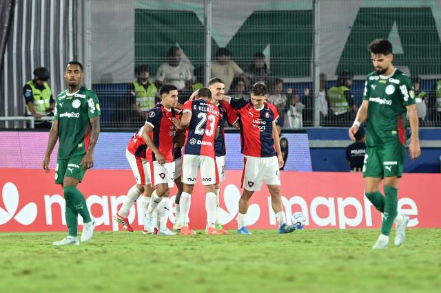 Cerro Porteno players celebrate an own goal by Palmeiras' goalkeeper #01 Carlos Miguel during the Copa Libertadores group stage football match between Paraguay's Cerro Porteno and Brazil's Palmeiras at the La Nueva Olla stadium in Asuncion on April 29, 2026. (Photo by DANIEL DUARTE / AFP)