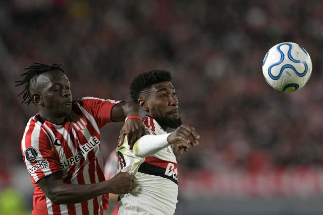 Estudiantes' Colombian forward #18 Edwuin Cetre (L) and Flamengo's defender #22 Emerson Leite fight for the ball during the Copa Libertadores group stage football match between Argentina's Estudiantes de La Plata and Brazil's Flamengo at the Jorge Luis Hirschi stadium in La Plata, Buenos Aires province, Argentina on April 29, 2026. (Photo by JUAN MABROMATA / AFP)