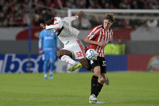 Flamengo's midfielder #52 Evertton Araujo and Estudiantes' midfielder #32 Mikel Amondarain fight for the ball during the Copa Libertadores group stage football match between Argentina's Estudiantes de La Plata and Brazil's Flamengo at the Jorge Luis Hirschi stadium in La Plata, Buenos Aires province, Argentina on April 29, 2026. (Photo by JUAN MABROMATA / AFP)