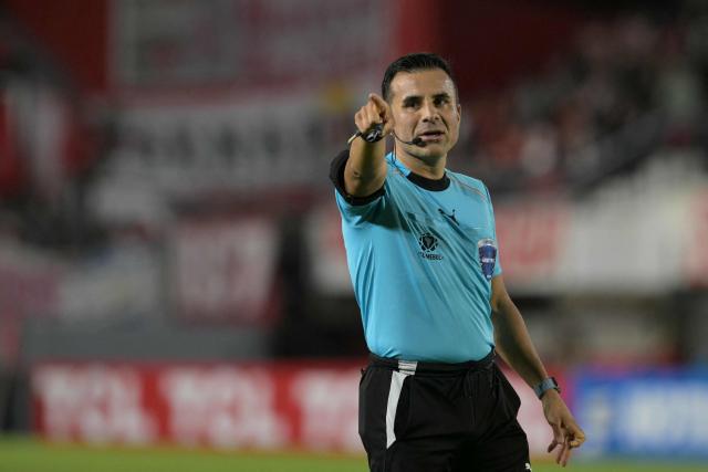Chilean referee Piero Maza gestures during the Copa Libertadores group stage football match between Argentina's Estudiantes de La Plata and Brazil's Flamengo at the Jorge Luis Hirschi stadium in La Plata, Buenos Aires province, Argentina on April 29, 2026. (Photo by JUAN MABROMATA / AFP)