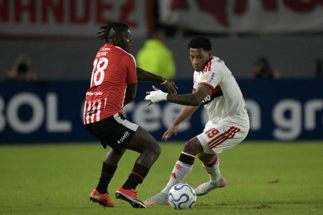 Estudiantes' Colombian forward #18 Edwuin Cetre and Flamengo's Ecuadorean forward #19 Gonzalo Plata fight for the ball during the Copa Libertadores group stage football match between Argentina's Estudiantes de La Plata and Brazil's Flamengo at the Jorge Luis Hirschi stadium in La Plata, Buenos Aires province, Argentina on April 29, 2026. (Photo by JUAN MABROMATA / AFP)