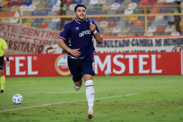 Nacional's forward #09 Maxi Gomez celebrates scoring his team's first goal during the Copa Libertadores group stage football match between Peru's Universitario and Uruguay's Nacional at the Monumental "U" Marathon stadium in Lima on April 29, 2026. (Photo by Connie FRANCE / AFP)