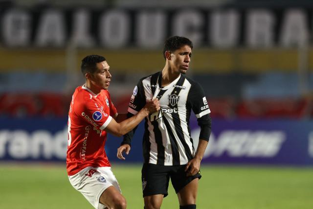 Cienciano's midfielder #88 Gerson Barreto (L) and Atletico Mineiro's defender #36 Kaua Pascini (R) fight for the ball during the Copa Sudamericana group stage football match between Peru's Cienciano and Brazil's Atletico Mineiro at the Inca Garcilaso de la Vega stadium in Cusco, Peru on April 29, 2026. (Photo by Miguel Marruffo / AFP)